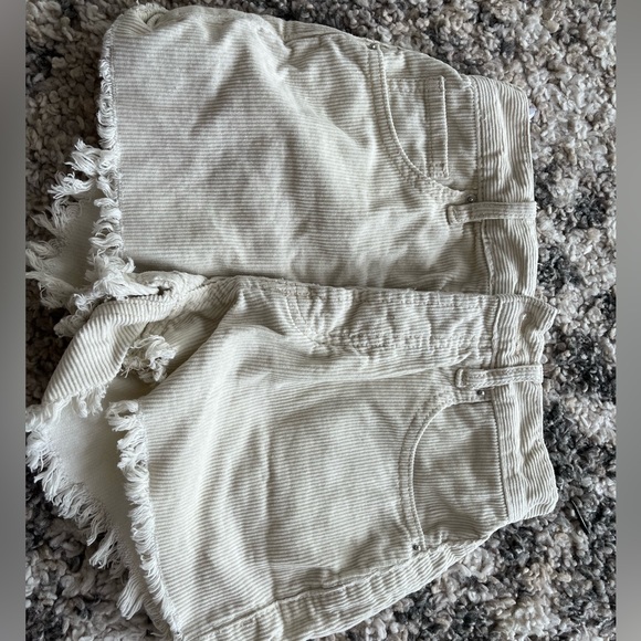 Cream PacSun Jean shorts, with an embroidered butterfly. - Picture 3 of 3